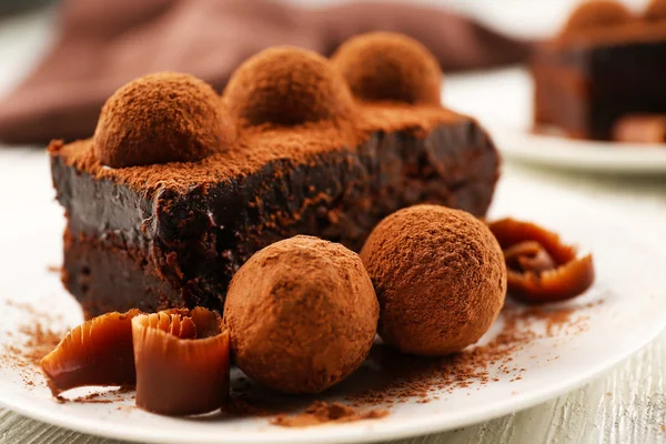 Fetta di torta al cioccolato con tartufo — Foto Stock