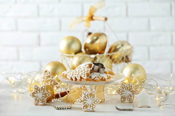 Schöne Plätzchen mit Weihnachtsdekor — Stockfoto