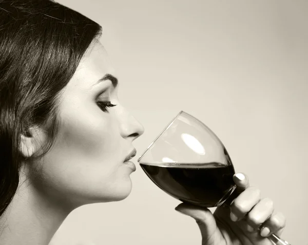 Porträt einer schönen Frau beim Weintrinken — Stockfoto