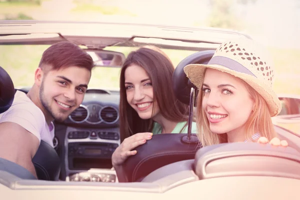 Trois Amis Dans Cabriolet Extérieur — Photo