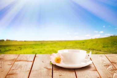 Tahta masada bir fincan çay.