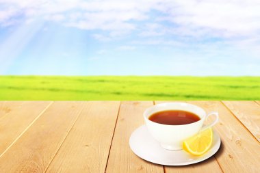 Tahta masada bir fincan çay.