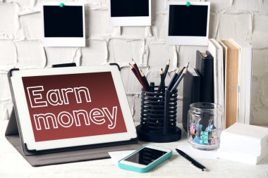 Dijital tablet ile şık işyeri 