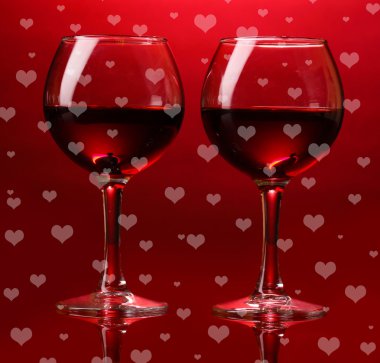 kadehlerin kırmızı şarap ile