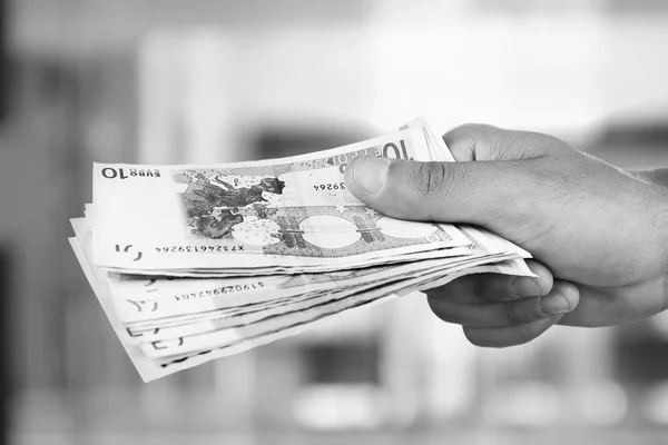 Hand mit Euro-Banknoten — Stockfoto