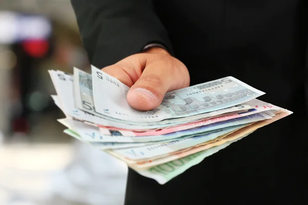 Hombre con euro en la mano — Foto de Stock