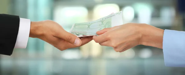 Vrouwelijke hand neemt geld uit man — Stockfoto