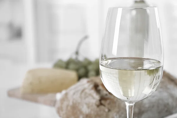 Stilleven van druivenmost, wijn, kaas — Stockfoto