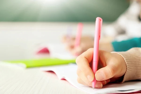 Manos de estudiantes en la escuela — Foto de Stock