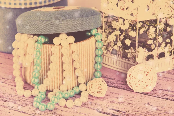 Schmuckschachtel mit Perlen und Blumen — Stockfoto