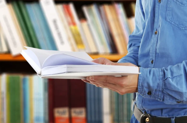 Mãos masculinas segurando livro aberto — Fotografia de Stock