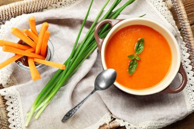 Havuç kremi-masada sebze çorbası yakın çekim
