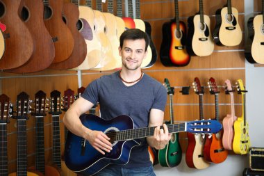 Yakışıklı delikanlı müzik mağazası