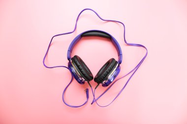 pembe bir arka plan üzerinde kulaklık