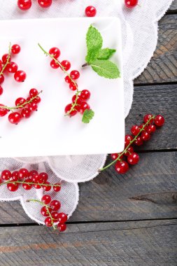 Masada taze üzümler var. Yakın plan.