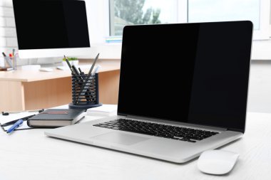 Çalışma alanı ofiste bilgisayar ile