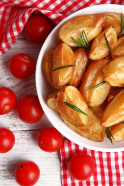 Fırında patates dilimleri.