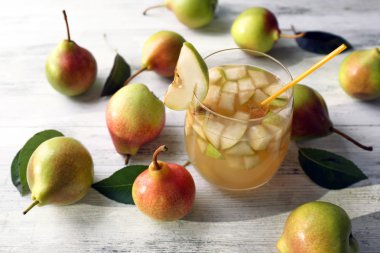 Taze armut suyu masada meyve ile yakın çekim