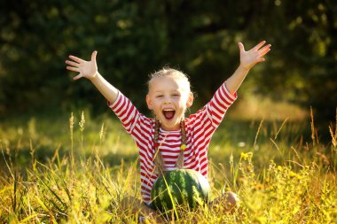 Karpuz'ın bahçesinde küçük kızla