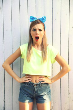 Renk ahşap arka plan güzel gülümseme ile güzel kız