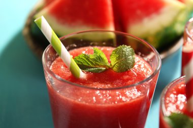 Ahşap masa, closeup karpuz suyu bir bardak