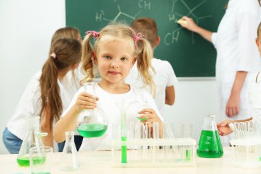 Sevimli öğrenci Biyokimya araştırma kimya sınıfında yapıyor