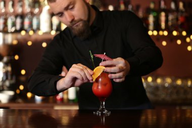 Barmen kokteyl yapmak 