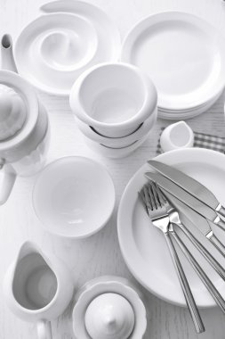 Beyaz seramik ahşap masa, closeup Bulaşık sırası kümesi