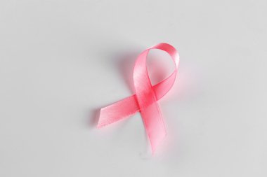 Pembe kurdele beyaz izole işareti