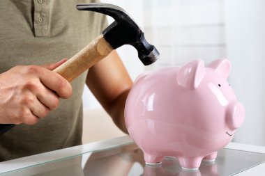 Kumbara kırmak, yakın çekim için bir çekiç devam adamla