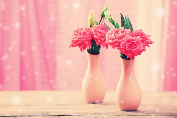 Schöne Blumen in Vasen — Stockfoto