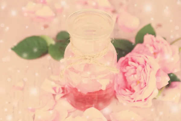 Aceite de rosa en botella — Foto de Stock