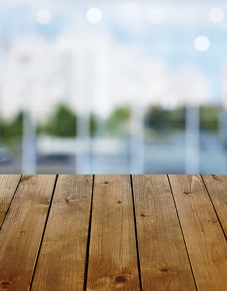Houten tafel met abstracte blur — Stockfoto