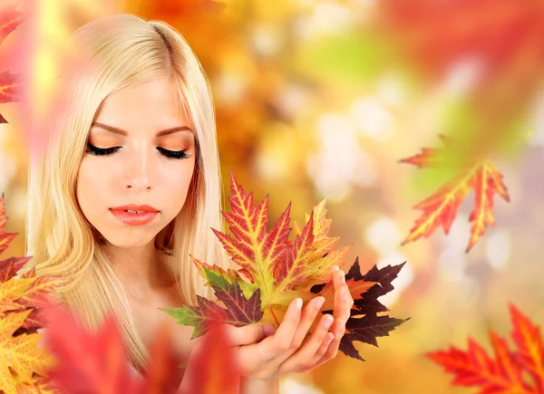Jesienny kobieta moda piękny portret z jasnych liściach — Zdjęcie stockowe