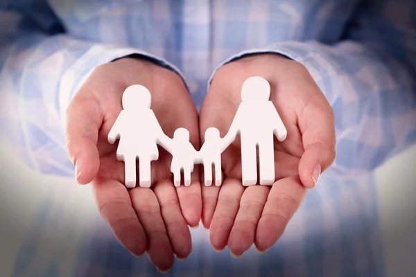 Mãos femininas segurando família de brinquedos, close-up — Fotografia de Stock