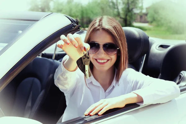 Young girl with keys in cabriolet, outdoors — Stock Photo, Image