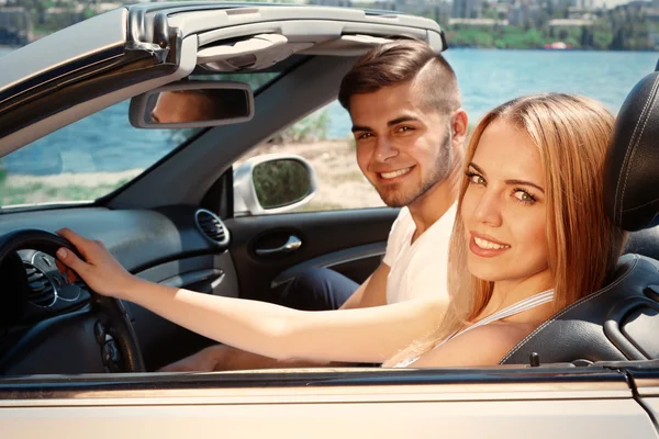 Jeune couple en cabriolet, à l'extérieur — Photo