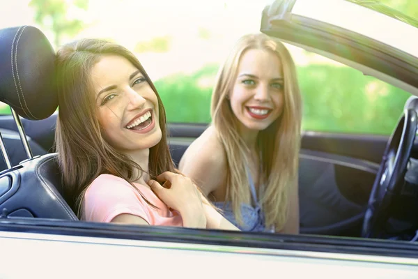 Deux filles dans le cabriolet, à l'extérieur — Photo