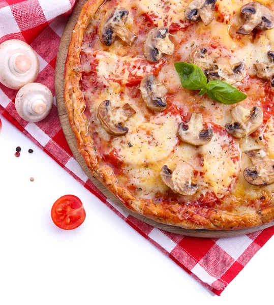 Gustosa pizza con verdure e tovagliolo isolato su bianco — Foto Stock