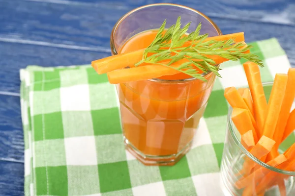 玻璃桌上的菜片胡萝卜汁关闭 — 图库照片