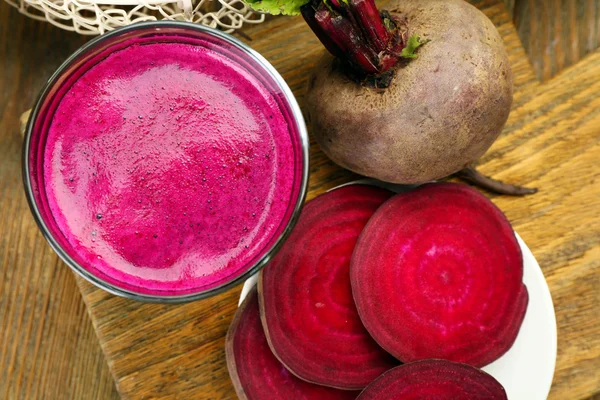 Glass of beet juice with vegetables on table close up — Stock Photo, Image