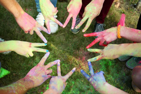 Τα χέρια των νέων με ινδική βαφές στις Holi φεστιβάλ χρώμα — Φωτογραφία Αρχείου