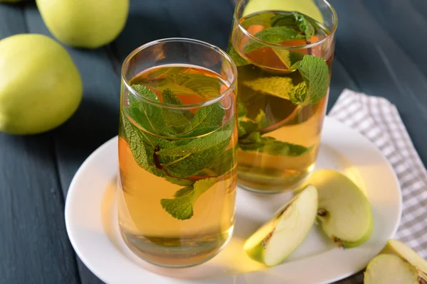 Glazen appelsap met fruit en verse munt op tafel close-up — Stockfoto