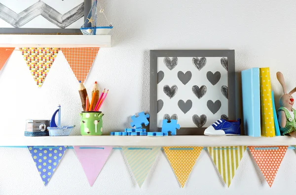 Estantes con juguetes en el primer plano de la habitación infantil — Foto de Stock