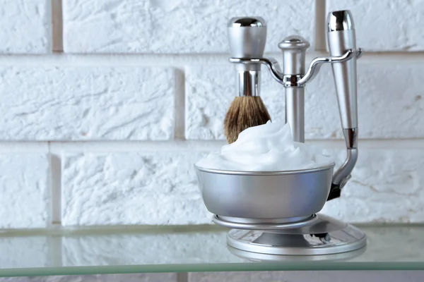 Kit de afeitado de lujo masculino en estante, sobre fondo de pared de ladrillos — Foto de Stock