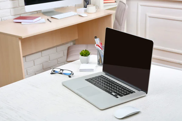 Lugar de trabajo con ordenador en la oficina — Foto de Stock