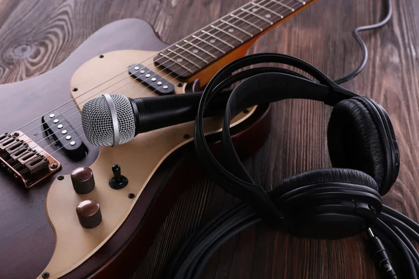 Electric guitar with microphone — Stock Photo, Image