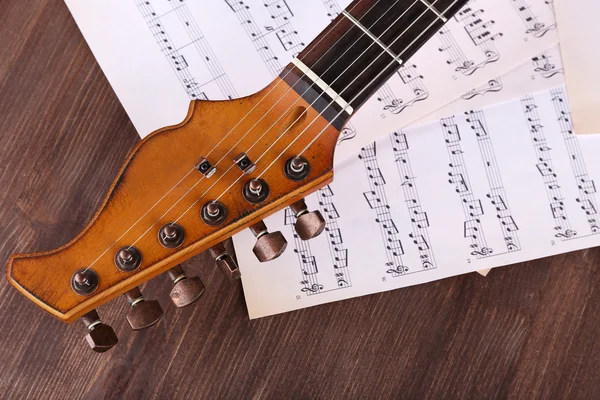 Guitarra eléctrica con notas musicales —  Fotos de Stock
