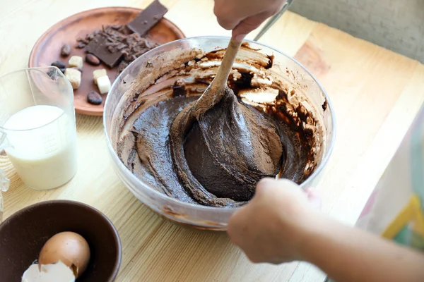 Wanita mempersiapkan adonan untuk kue coklat di atas meja tutup — Stok Foto