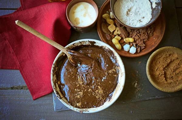 Teig für Schokoladenkuchen aus nächster Nähe auf dem Tisch zubereiten — Stockfoto
